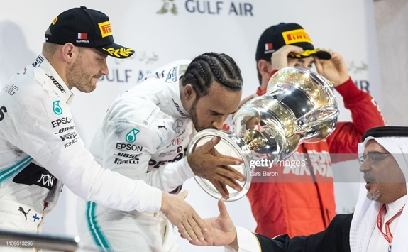 Hamilton nhận cúp vô địch chặng Bahrain GP. Ảnh: Getty