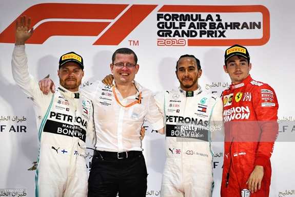 Hamilton (thứ hai từ phải sang) trên bục nhận giải. Ảnh: Getty