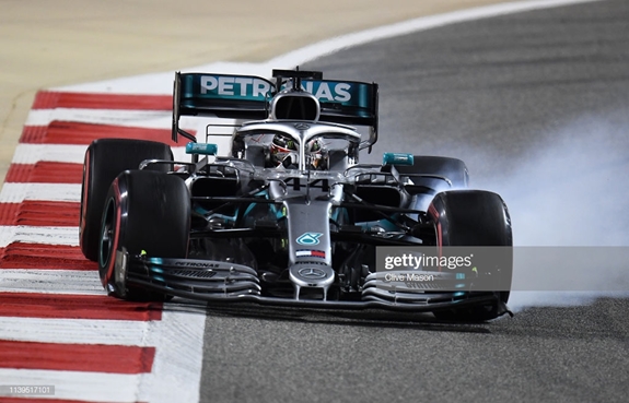 Hamilton tận dụng sai lầm của đối thủ để về nhất. Ảnh: Getty