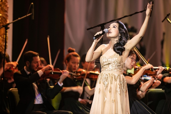 Ca sĩ Lan Anh trong liveshow “Ánh trăng tình yêu”.