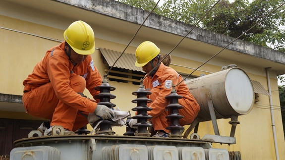 Cán bộ, nhân viên Công ty Điện lực Thanh Hóa luôn chăm lo, bảo dưỡng các thiết bị điện. Ảnh: NGUYỄN MẠNH