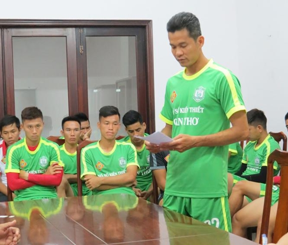 Văn Quân tường trình về pha sút phạt đưa bóng vào lưới đội nhà ở Cúp Quốc gia 2019. Ảnh: TNO.