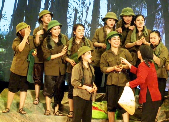 Một phân cảnh trong vở “Hoa lửa Truông Bồn” do Trung tâm BT&PHDS Dân ca Xứ Nghệ dàn dựng, biểu diễn. Ảnh: Trịnh Phú.