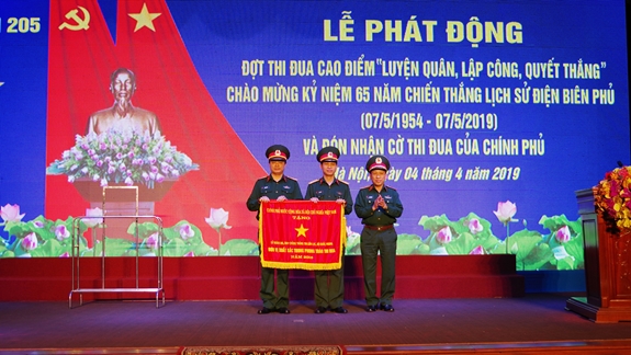 Lãnh đạo Binh chủng TTLL trao Cờ thi đua của Thủ tướng Chính phủ tặng Lữ đoàn 205.