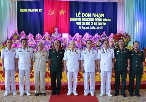 Đồng chí Mai Xuân Vĩnh được phong tặng danh hiệu Anh hùng LLVT nhân dân
