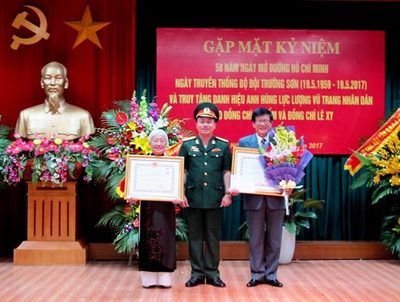 Truy tặng danh hiệu Anh hùng LLVT nhân dân đồng chí Võ Bẩm và đồng chí Lê Xy.