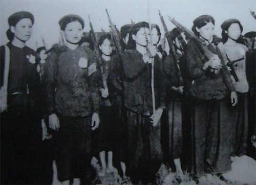 Cô gái Bãi Sậy dùng đòn gánh đánh Tây