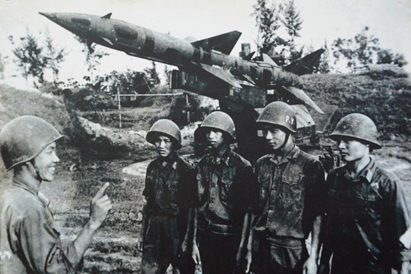 Bài 2: “Vỏ quýt dày” có “móng tay nhọn” (tiếp theo và hết)