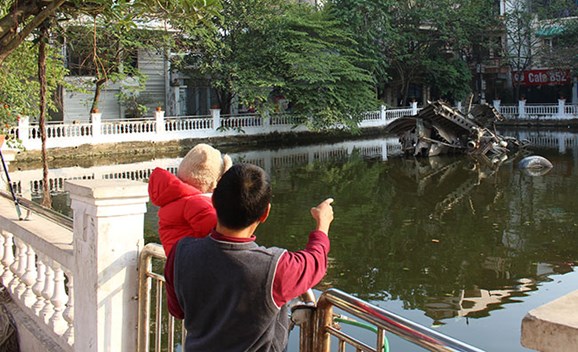 "Siêu pháo đài bay” B-52 “tắm” nước hồ Hà Nội