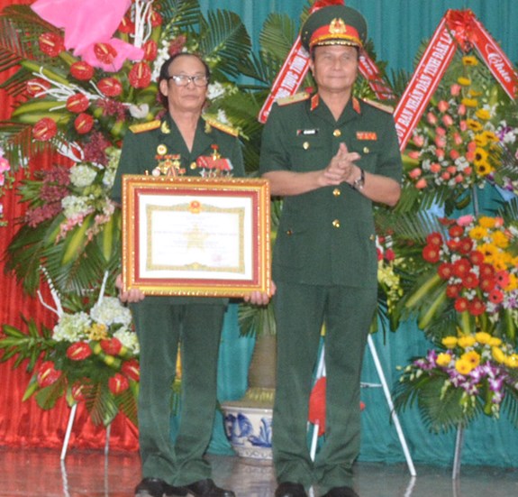 Lữ đoàn Đặc công 198 trao tặng danh hiệu Anh hùng LLVT nhân dân cho Đại tá Lê Mạnh Hùng, nguyên Lữ đoàn trưởng