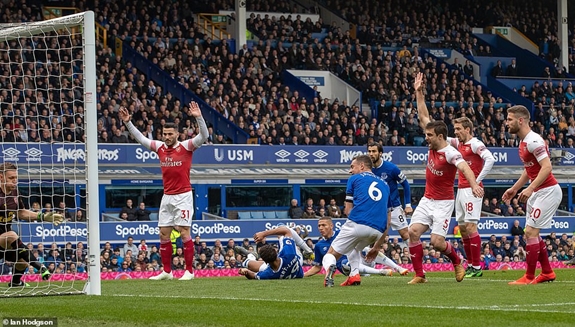 Phil Jagielka (số 6) ghi bàn thắng duy nhất giúp Everton giành trọn 3 điểm trước Arsenal. Ảnh: Dailymail