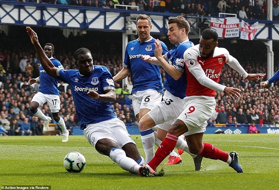 Tiền đạo Lacazette nỗ lực dứt điểm trước sự áp sát quyết liệt của các hậu vệ Everton. Ảnh: Reuters