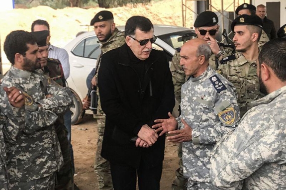 Ông Fayez al-Serraj, Thủ tướng Chính phủ Đoàn kết dân tộc Libya (GNA) được LHQ hậu thuẫn, gặp gỡ chỉ huy của các nhóm vũ trang đã giúp GNA chiếm lại trạm kiểm soát quan trọng ở phía Nam Tripoli. Ảnh: AFP.