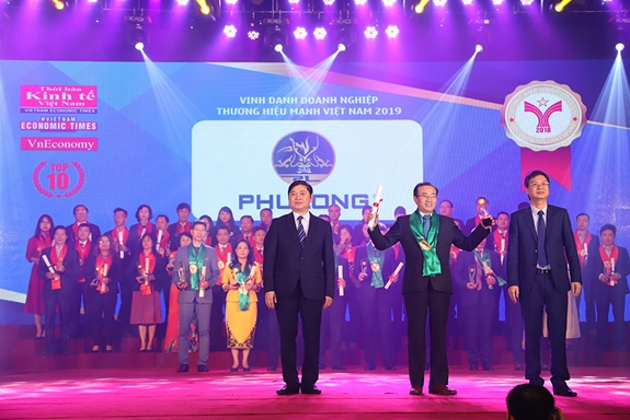 Ông Phùng Chu Cường, TGĐ Công ty Phú Long nhận giải thưởng Thương hiệu mạnh Việt Nam 2018.