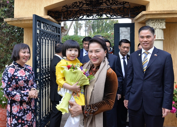 Chủ tịch Quốc hội Nguyễn Thị Kim Ngân thăm Đại sứ quán, gặp gỡ cộng đồng người Việt Nam tại Maroc.