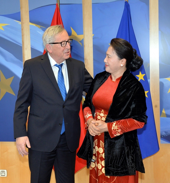 Chủ tịch Ủy ban châu Âu (EC) Jean-Claude Juncker đón Chủ tịch Quốc hội Nguyễn Thị Kim Ngân tới thăm EC.