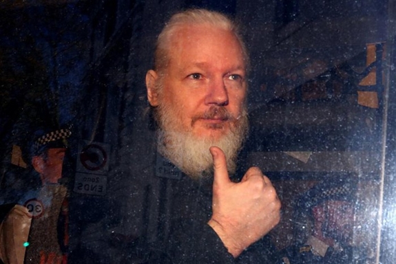 Nhà sáng lập WikiLeaks Julian Assange trong xe cảnh sát sau khi bị bắt ra khỏi Đại sứ quán Ecuador tại London. Ảnh: Reuters.