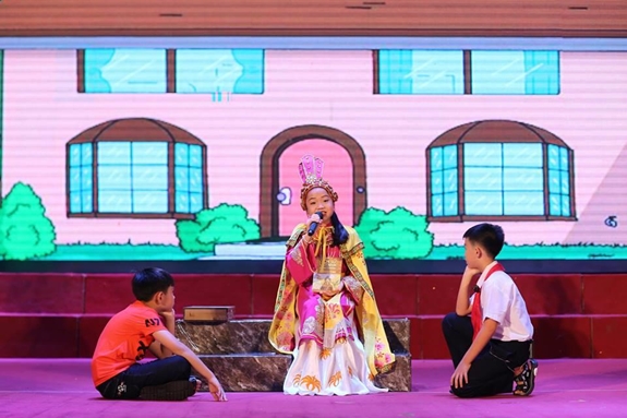 Phần thi đoạt giải nhất của thí sinh Đặng Tú Thanh (ngồi giữa) với tiểu phẩm “Học lịch sử sao cho đúng?”.