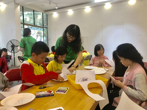 Các em học sinh thích thú tham gia các hoạt động tại chương trình tour học đường của Bảo tàng Phụ nữ Việt Nam.