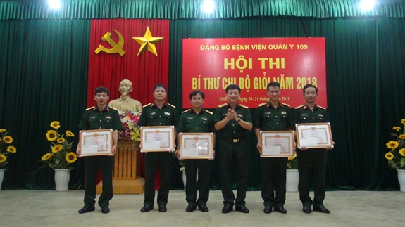 Ban tổ chức Hội thi Bí thư chi bộ giỏi Bệnh viện Quân y 109 trao giấy khen tặng các thí sinh đạt kết quả cao trong hội thi.