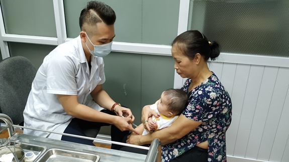 Tiêm phòng cho trẻ tại Bệnh viện Bệnh nhiệt đới Trung ương.