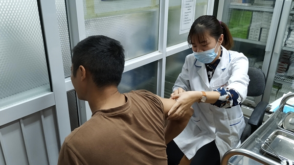 Bệnh nhân bị chó cắn đến tiêm phòng dại tại Bệnh viện Bệnh Nhiệt đới Trung ương.