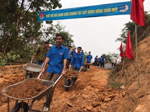 Tuổi trẻ huyện Mù Cang Chải thực hiện công trình “Con đường em đến trường” tại xã Chế Cu Nha.
