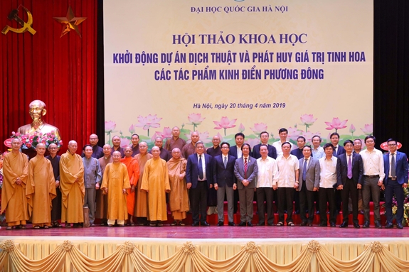 Các thành viên tham gia cố vấn và thực hiện Dự án Dịch thuật và phát huy giá trị tinh hoa các tác phẩm kinh điển phương Đông chụp ảnh lưu niệm tại hội thảo khoa học khởi động dự án. Ảnh: NHẬT BẮC