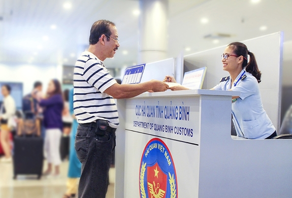 Người dân làm thủ tục xuất nhập cảnh tại Cục Hải quan Quảng Bình.