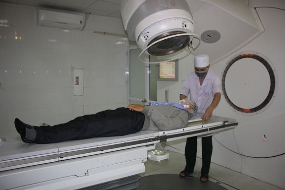 Kiểm tra mặt nạ cố định cho bệnh nhân trước khi tia xạ bằng máy gia tốc.