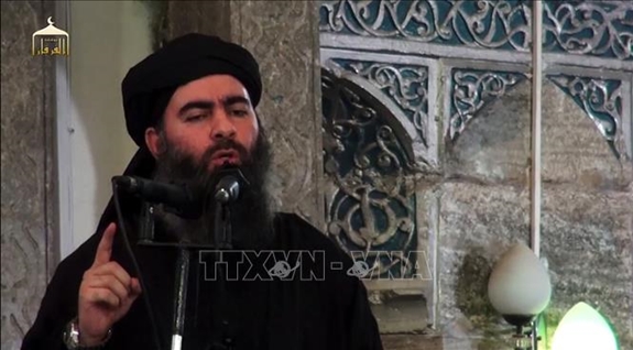 Thủ lĩnh IS Abu Bakr al-Baghdadi phát biểu tại một nhà thờ Hồi giáo ở thành phố Mosul, miền Bắc Iraq tháng 7-2014. Ảnh: TTXVN.