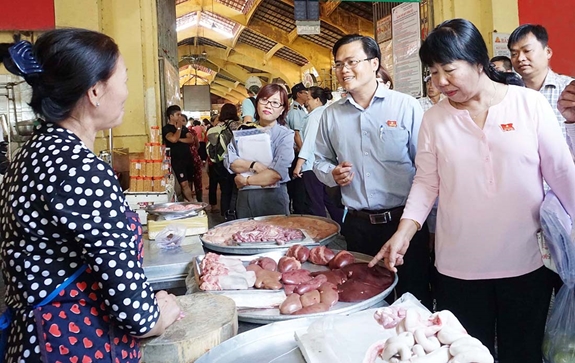 Cơ quan chức năng TP Hồ Chí Minh kiểm tra ATTP tại chợ Bến Thành.