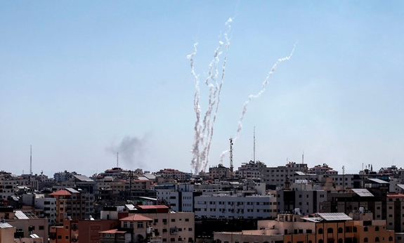 Rocket bắn sang khu vực phía Nam Israel từ dải Gaza. Ảnh: New York Times.