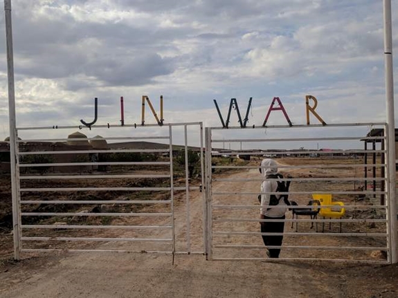 Cổng vào Jinwar- ngôi làng chỉ dành cho phụ nữ ở Syria. Ảnh: Independent.