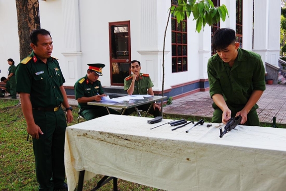 Học sinh thực hành nội dung tháo, lắp súng Tiểu liên AK.