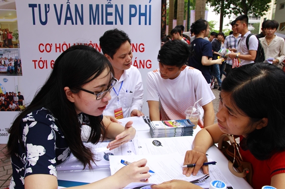 Đơn vị tuyển dụng tư vấn, định hướng nghề nghiệp cho sinh viên tại ngày hội.