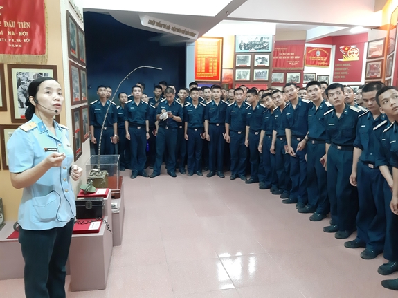 Thiếu tá QNCN Trương Vĩnh Hằng giới thiệu truyền thống cho chiến sĩ tại nhà truyền thống Sư đoàn 361.