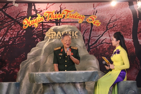 Thiếu tướng Tô Đa Mạn, nguyên Trung đoàn trưởng Trung đoàn 98 công binh Trường Sơn, nguyên Phó Chủ nhiệm Tổng cục Hậu cần  và nhà thơ Trần Đăng Khoa, Phó Chủ tịch Hội Nhà văn Việt Nam giao lưu tại đêm thơ.