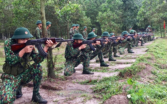 Chiến sĩ mới Đại đội 14 huấn luyện bắn súng tiểu liên AK.