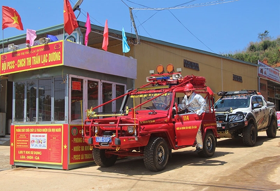 CCB Đặng Ngọc Hiệp tại chốt trực "Tổ tự quản PCCC" thị trấn Lạc Dương.