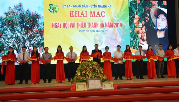 Cắt băng khai mạc ngày hội và chuyến hàng xuất khẩu đi quốc tế.