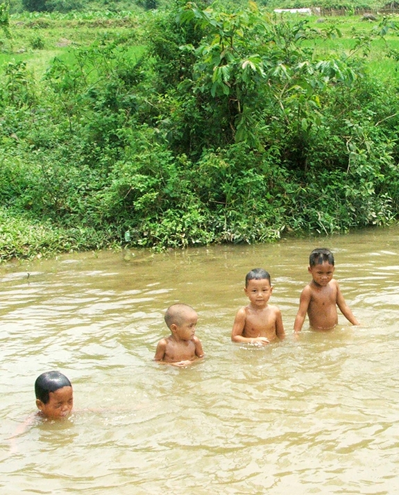 4 em nhỏ tắm trên một đoạn kênh ở huyện Hải Hà (Quảng Ninh).