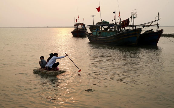 Nguy hiểm rình rập khi 3 cháu nhỏ “vượt biển” ở cảng neo đậu tàu, thuyền Cồn Vành (Tiền Hải, Thái Bình).
