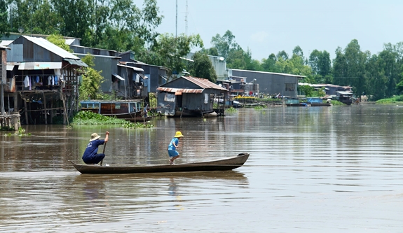 Chênh vênh trên sông Tiền (xã Thường Thới Hậu B, huyện Hồng Ngự, tỉnh Đồng Tháp).