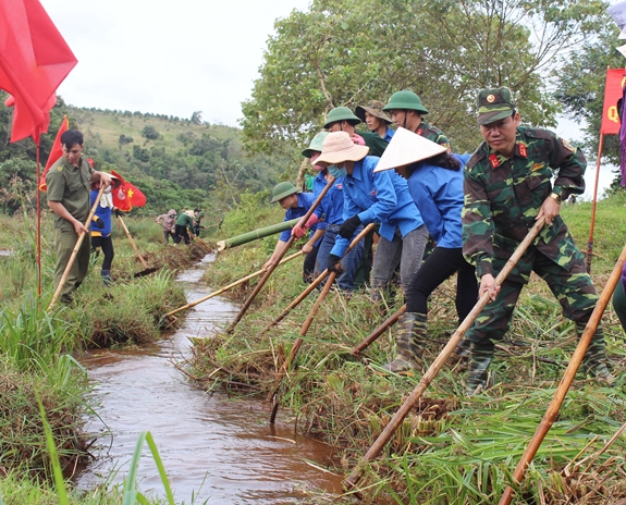 Cán bộ, nhân viên Trung đoàn 726 (Binh đoàn 16) cùng nhân dân xã Quảng Trực (huyện Tuy Đức, Đắc Nông) nạo vét kênh nội đồng.