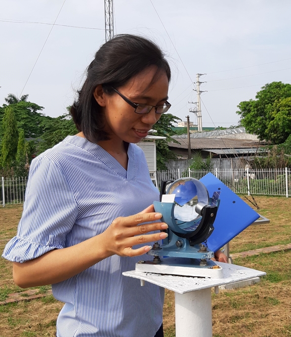 Quan trắc viên khí tượng quan trắc chỉ số trên thiết bị đo giờ nắng.