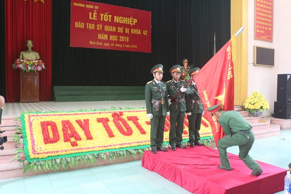 Học viên đào tạo sĩ quan dự bị khóa 42 Trường Quân sự Quân đoàn 1 thực hiện nghi thức trong buổi lễ tốt nghiệp. Ảnh: MINH ĐỨC