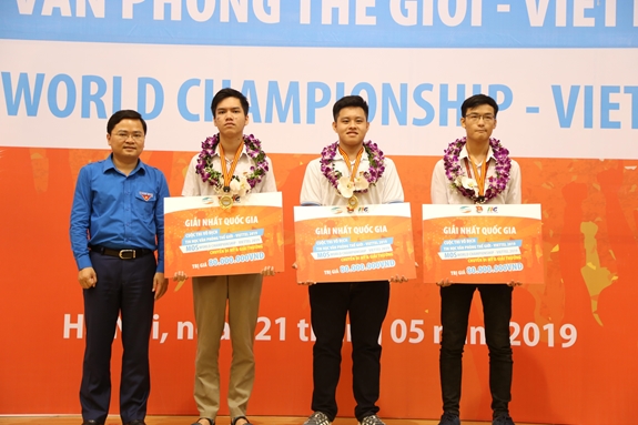 Lãnh đạo Trung ương Đoàn trao giải tặng các quán quân Cuộc thi vô địch tin học văn phòng thế giới tại Việt Nam năm 2019.