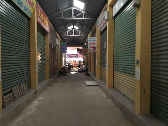 Chợ Bồ Sao được xây dựng khang trang nhưng hiện các ki-ốt phải đóng cửa vì vắng khách.
