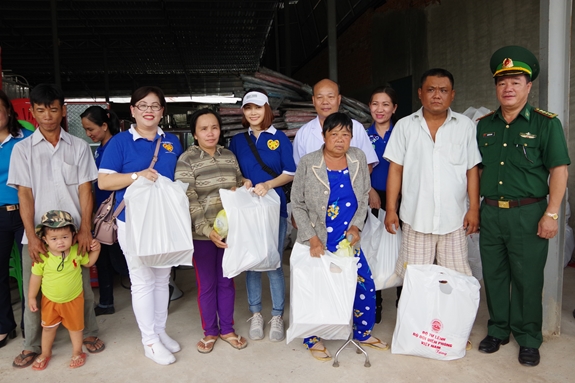 Đại tá Nguyễn Tài Sơn cùng lãnh đạo Hội từ thiện Trái Tim Vàng, Bệnh viện Thống Nhất tặng quà cho người dân.